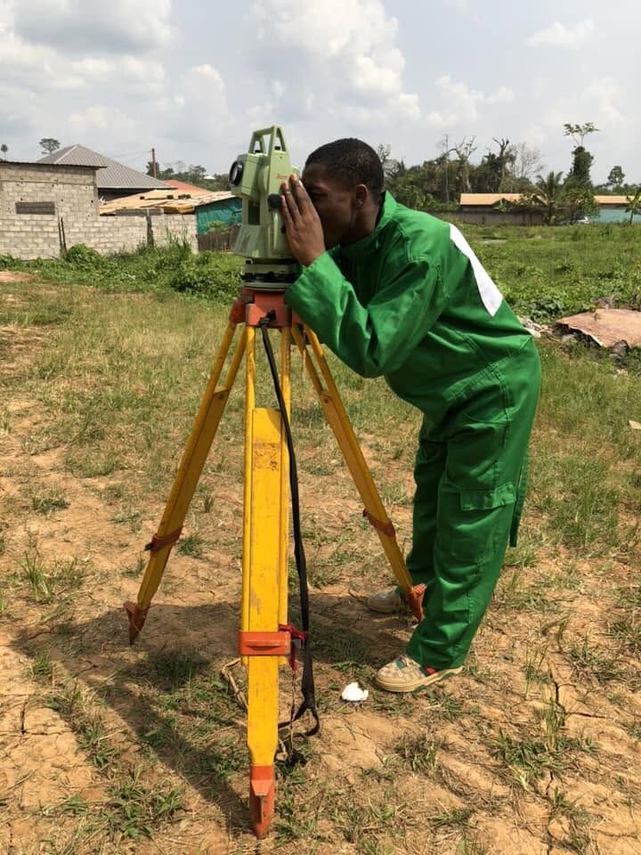 Relevés topographiques sur le terrain